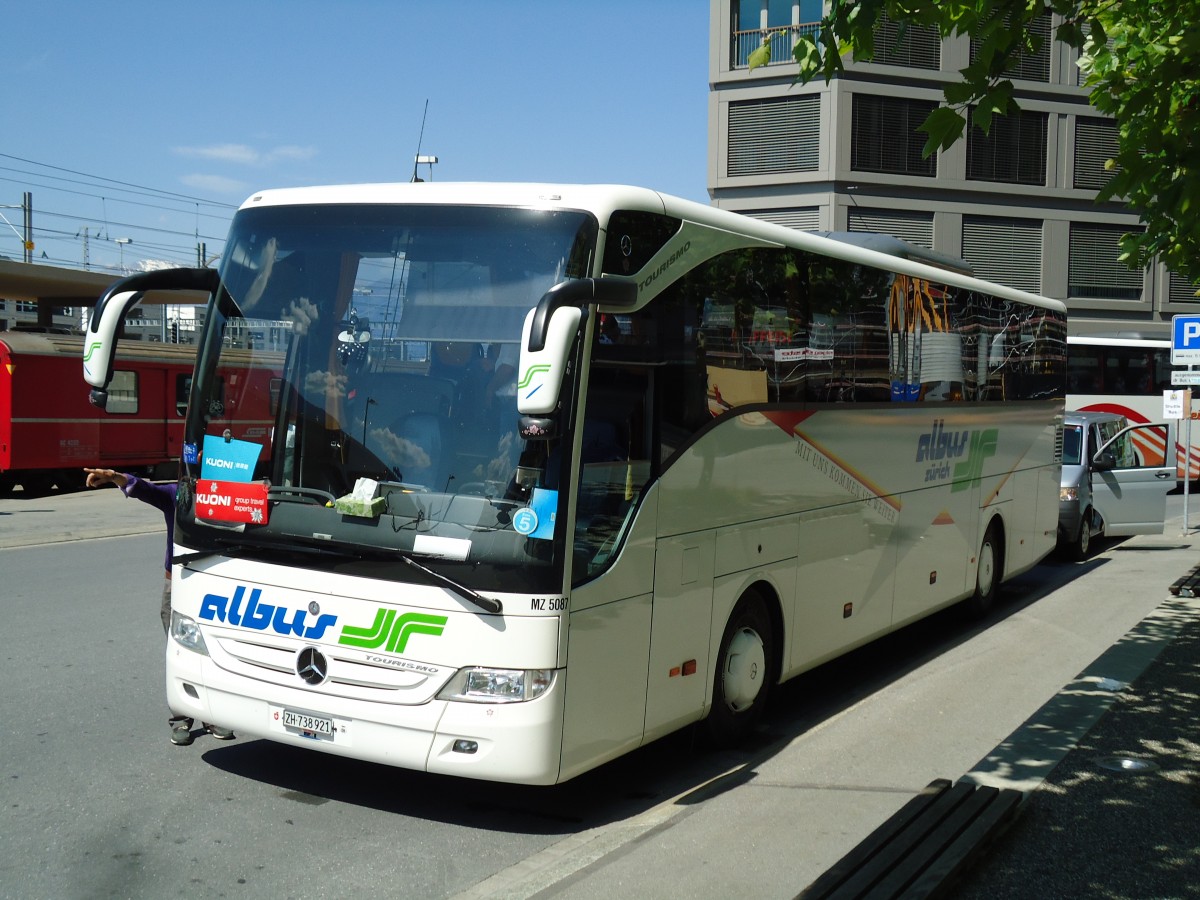 (145'261) - Albus, Z�rich - Nr. MZ5087/ZH 738'921 - Mercedes am 17. Juni 2013 beim Bahnhof Chur