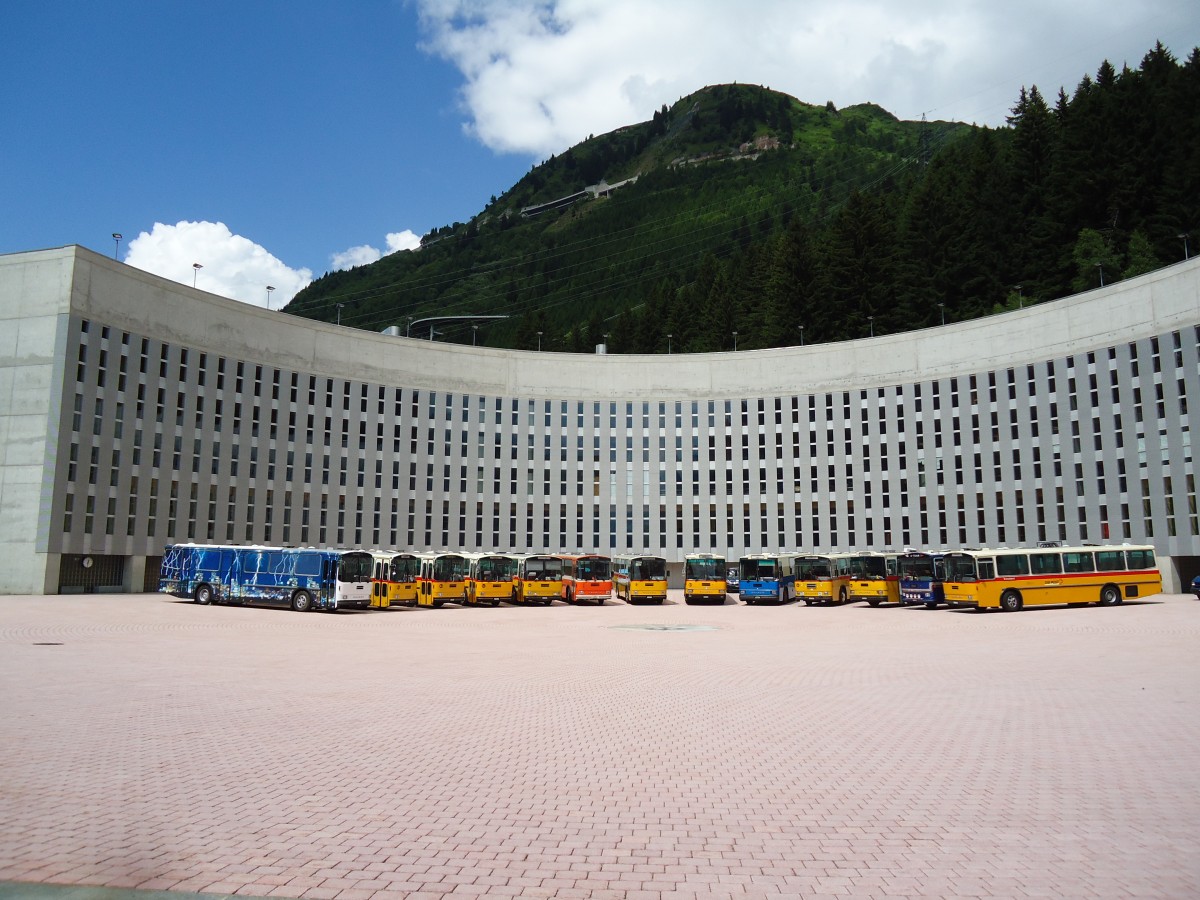 (145'907) - Gloor, Staufen - AG 9380 U - Saurer/Hess (ex ALMAT, Tagelswangen; ex P 26'516) + Gautschi, Suhr - AG 6835 - Saurer/T�scher (ex L�tscher, Neuheim; ex Cartek, Regensdorf; ex P 25'822) am 20. Juli 2013 in Airolo, Caserna (und 11 weitere Saurer RH)