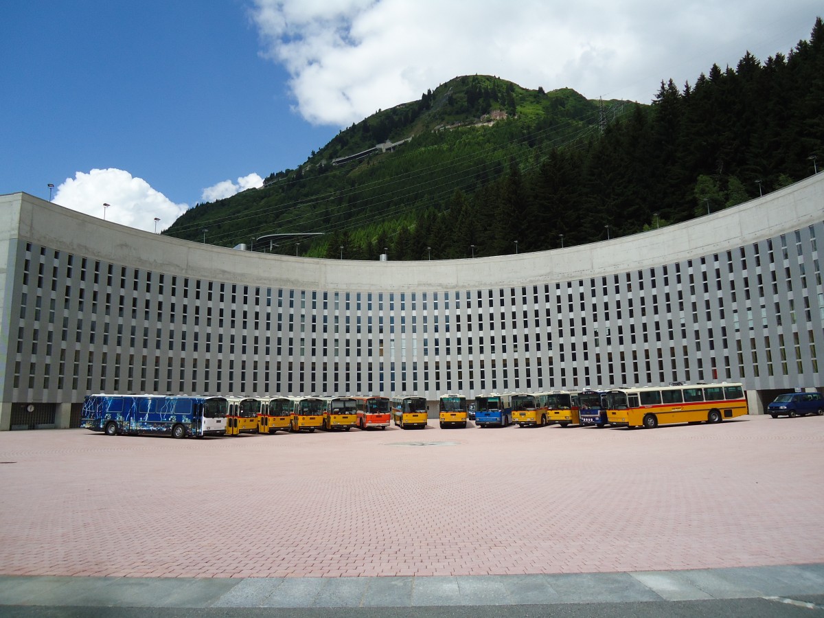 (145'908) - Gloor, Staufen - AG 9380 U - Saurer/Hess (ex ALMAT, Tagelswangen; ex P 26'516) + Gautschi, Suhr - AG 6835 - Saurer/T�scher (ex L�tscher, Neuheim Nr. 200; ex Cartek, Regensdorf; ex P 25'822) am 20. Juli 2013 in Airolo, Caserna (und 11 weitere Saurer RH)