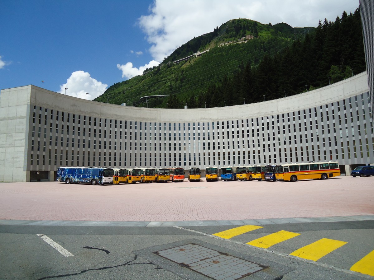 (145'910) - Gloor, Staufen - AG 9380 U - Saurer/Hess (ex ALMAT, Tagelswangen; ex P 26'516) + Gautschi, Suhr - AG 6835 - Saurer/T�scher (ex L�tscher, Neuheim Nr. 200; ex Cartek, Regensdorf; ex P 25'822) am 20. Juli 2013 in Airolo, Caserna (und 11 weitere Saurer RH)