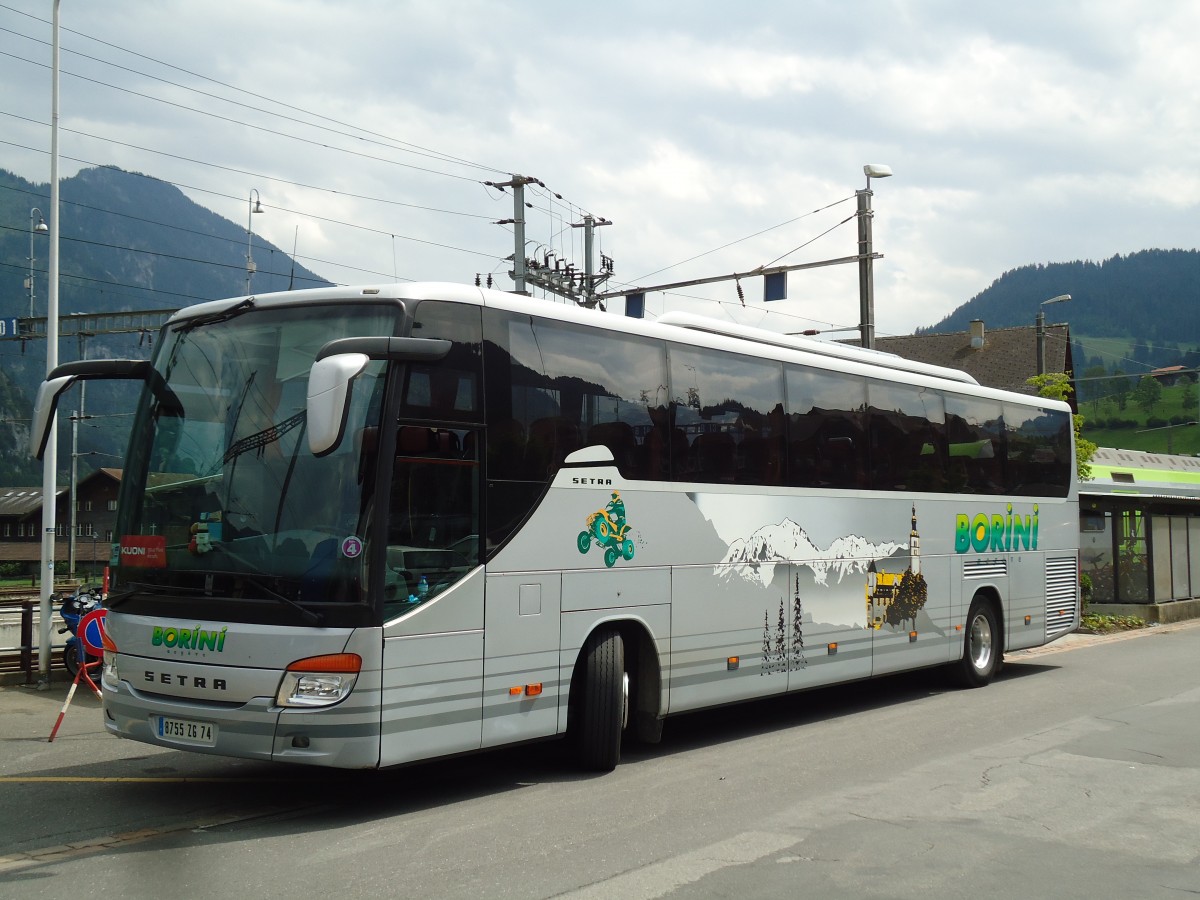 (146'155) - Aus Frankreich: Borini, Meg�ve - 8755 ZG 74 - Setra am 28. Juli 2013 beim Bahnhof Zweisimmen