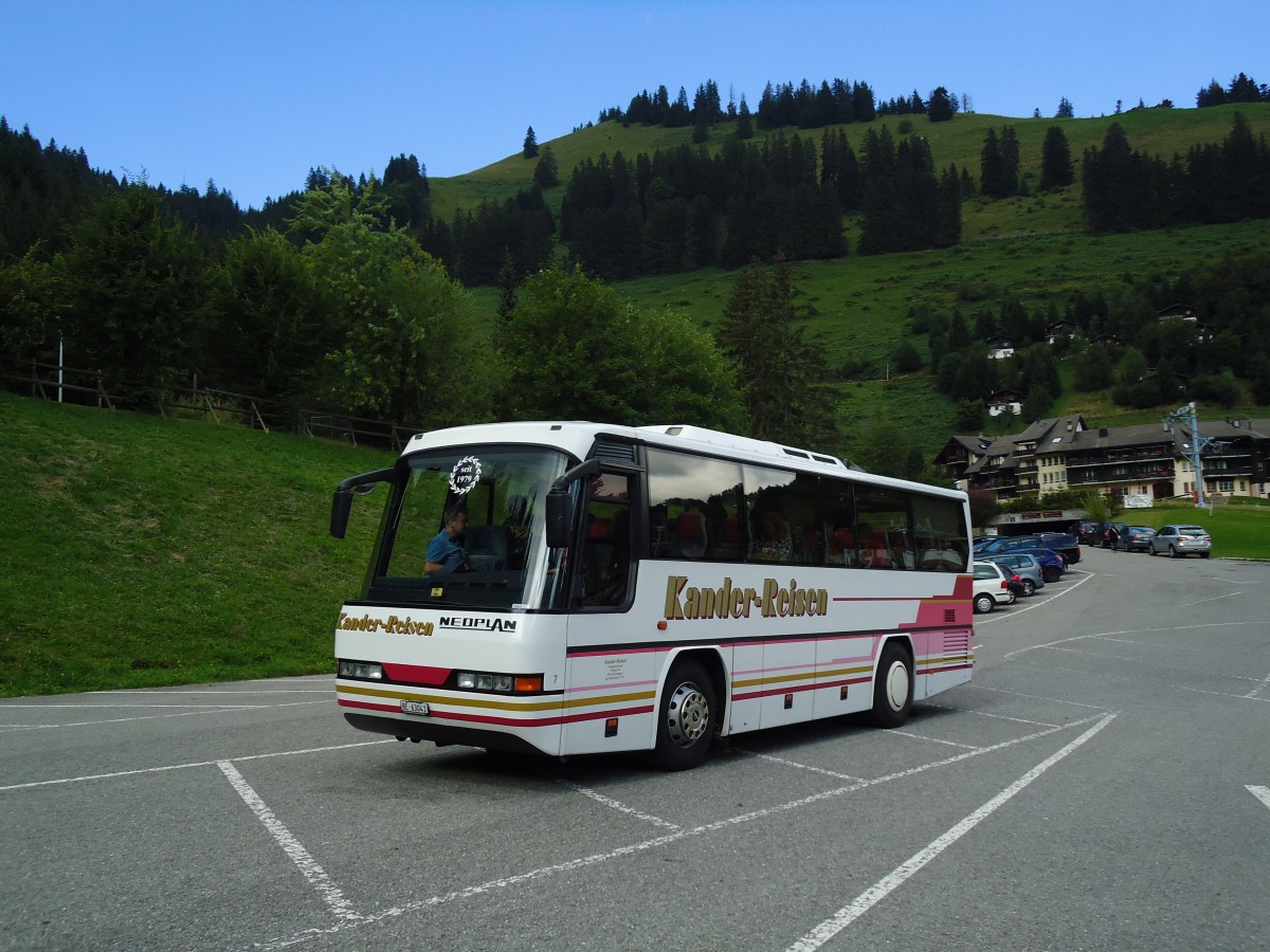 (146'506) - Kander-Reisen, Frutigen - Nr. 7/BE 63'041 - Neoplan am 26. August 2013 in Mol�son-sur-Gruy�res, Funiculaire