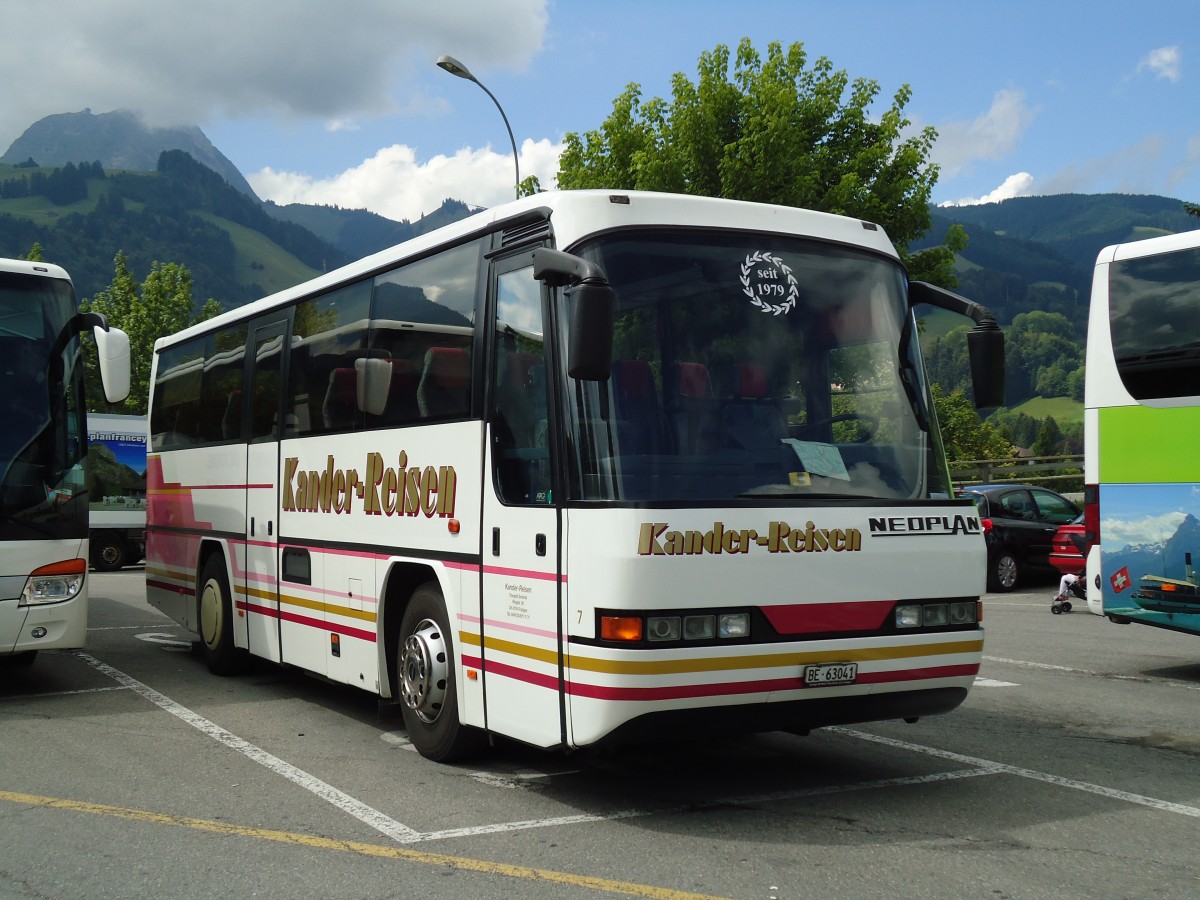 (146'520) - Kander-Reisen, Frutigen - Nr. 7/BE 63'041 - Neoplan am 26. August 2013 in Gruy�res, Gruy�res-Ville