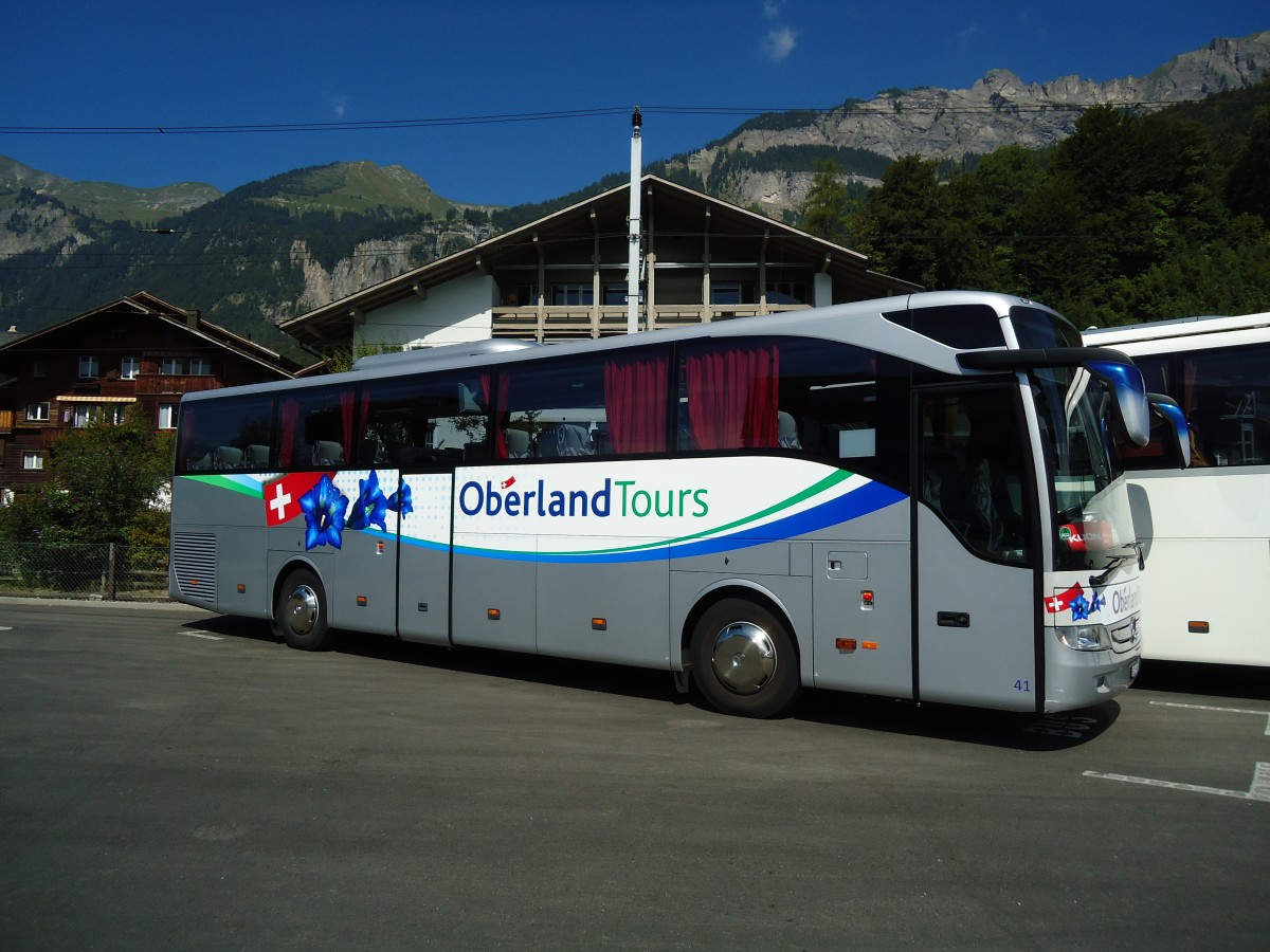 (146'977) - Oberland Tours, Grindelwald - Nr. 41/BE 65'900 - Mercedes (ex Vorf�hrfahrzeug Fussball WM 2012) am 2. September 2013 beim Bahnhof Brienz