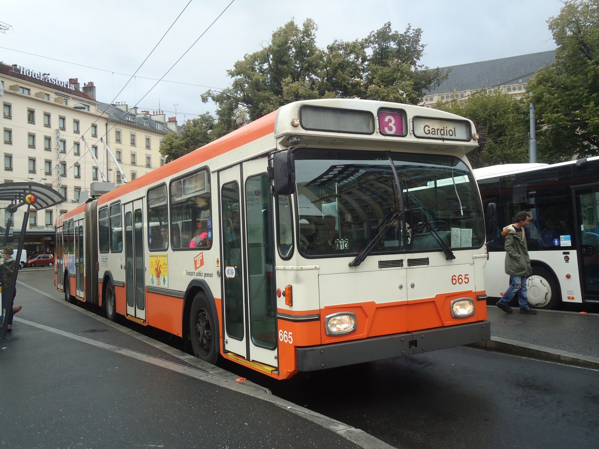 (147'206) - TPG Gen�ve - Nr. 665 - Saurer/Hess Gelenktrolleybus am 16. September 2013 beim Bahnhof Gen�ve