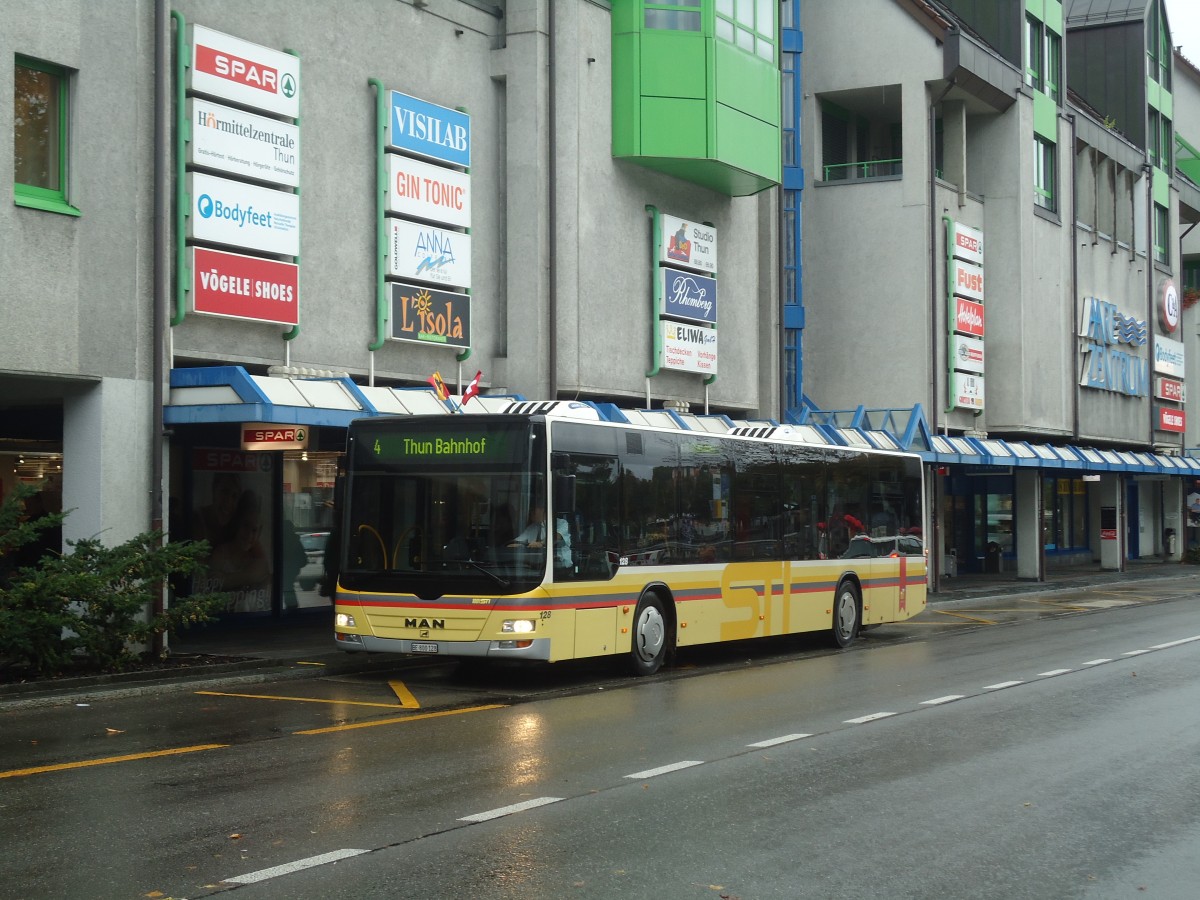 (147'499) - STI Thun - Nr. 128/BE 800'128 - MAN am 10. Oktober 2013 in Thun, Postbr�cke