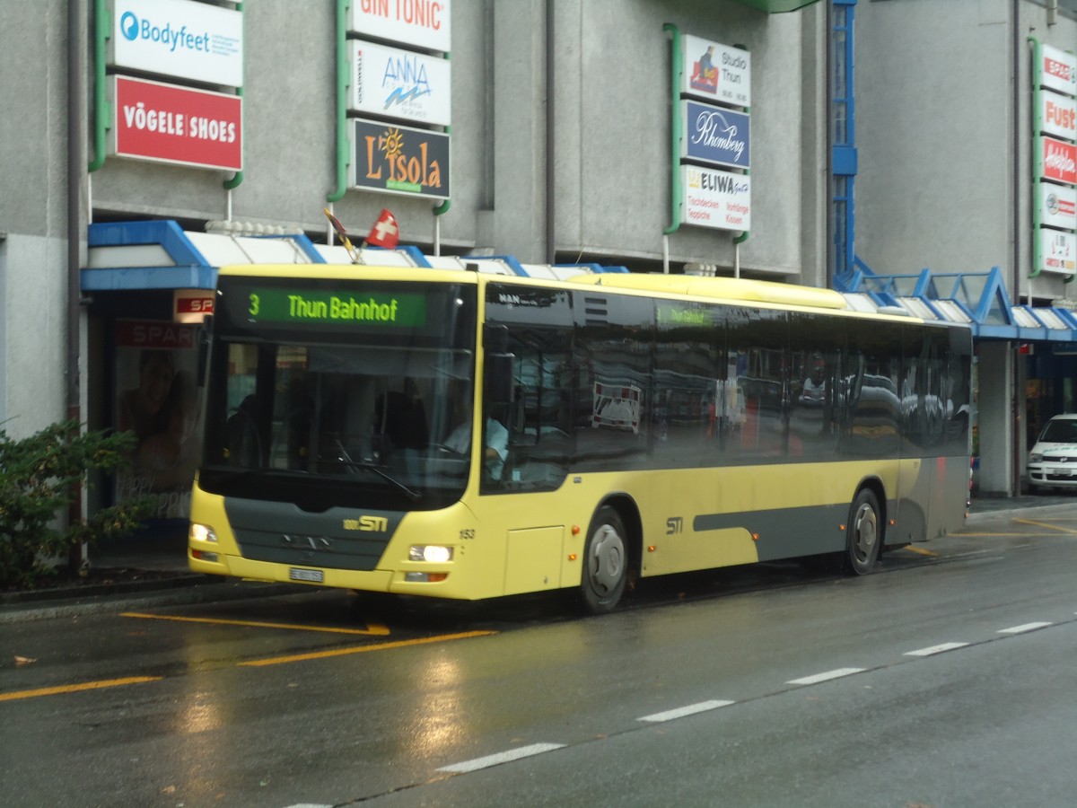 (147'501) - STI Thun - Nr. 153/BE 801'153 - MAN am 10. Oktober 2013 in Thun, Postbr�cke