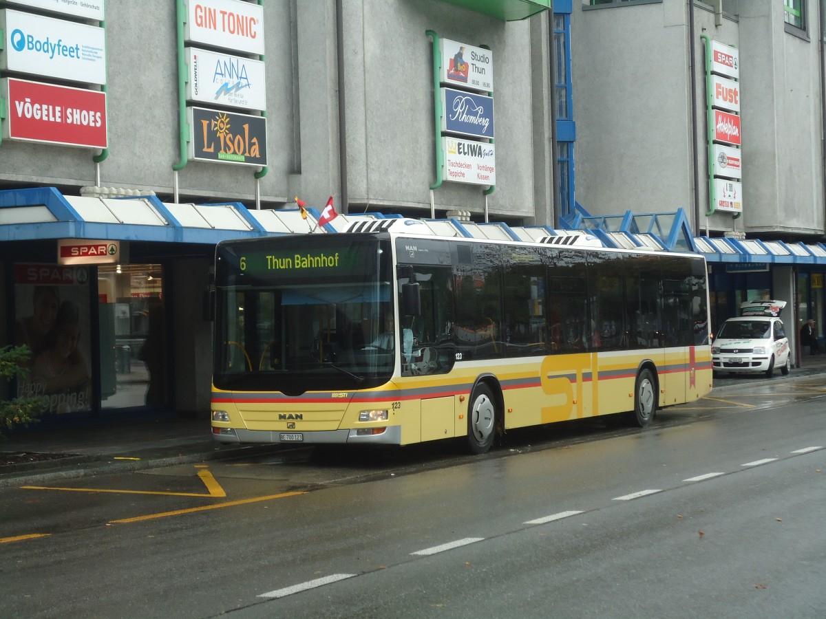 (147'506) - STI Thun - Nr. 123/BE 700'123 - MAN am 10. Oktober 2013 in Thun, Postbr�cke