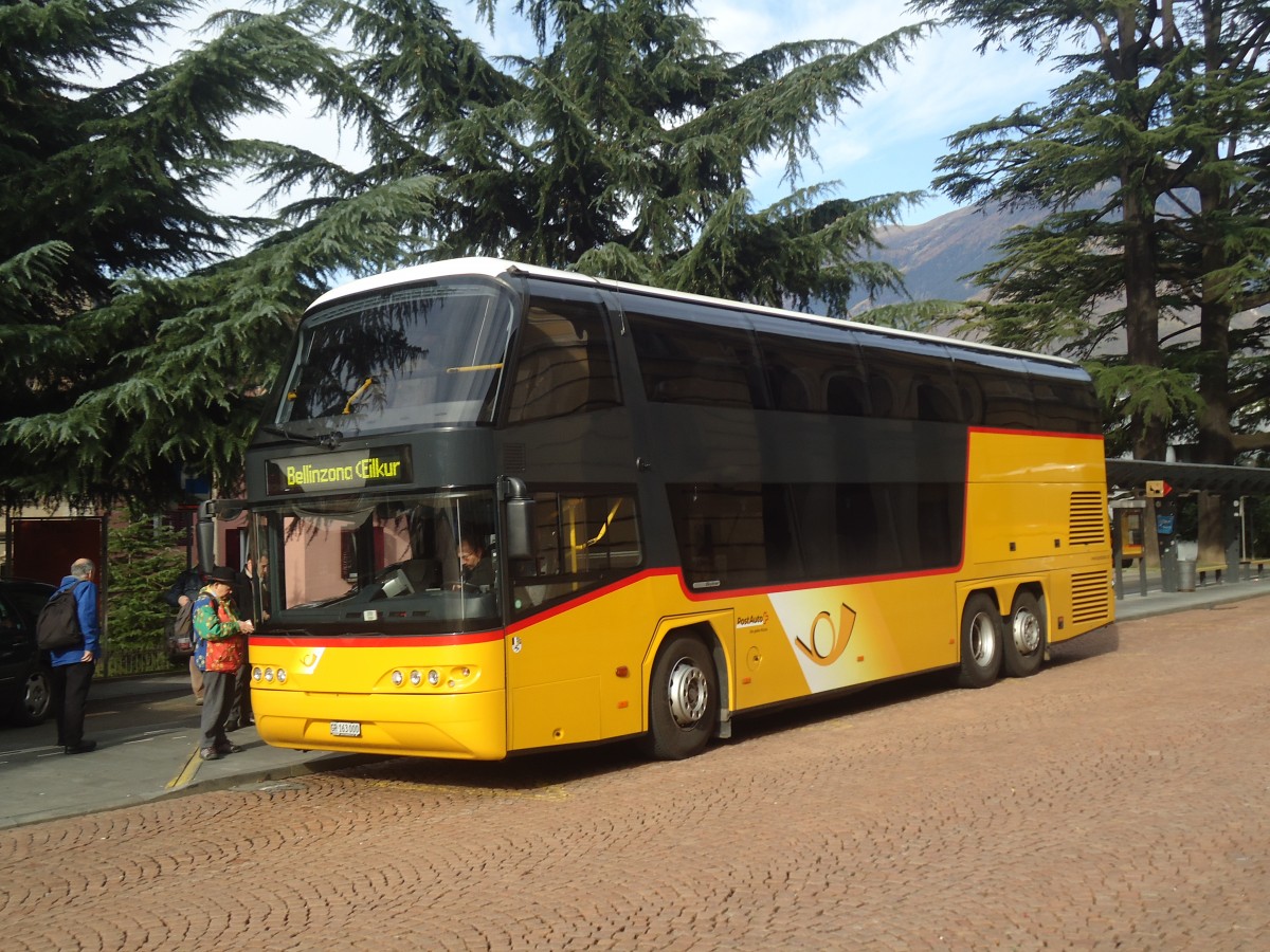 (147'649) - PostAuto Graub�nden - GR 163'000 - Neoplan am 5. November 2013 beim Bahnhof Bellinzona
