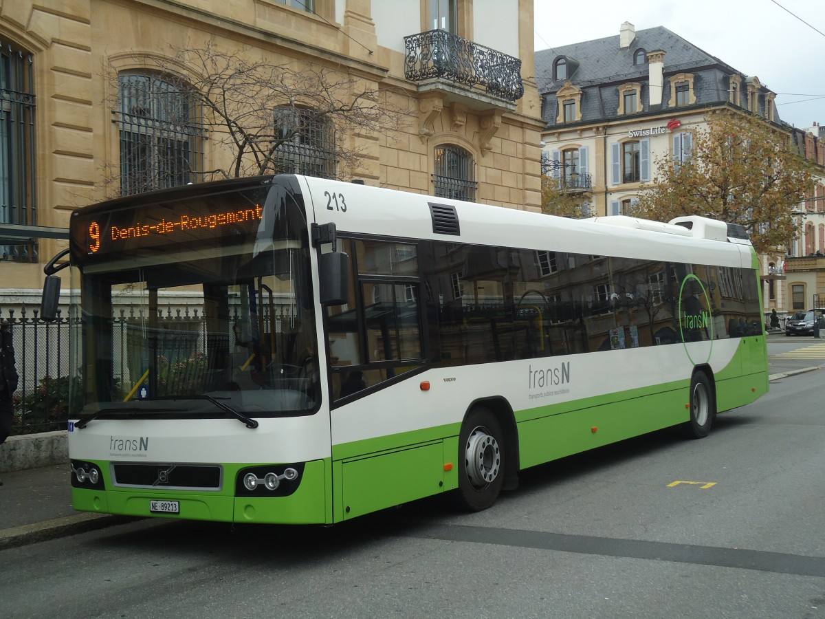 (147'994) - transN, La Chaux-de-Fonds - Nr. 213/NE 89'213 - Volvo (ex TN Neuch�tel Nr. 213) am 8. November 2013 in Neuch�tel, Place Pury