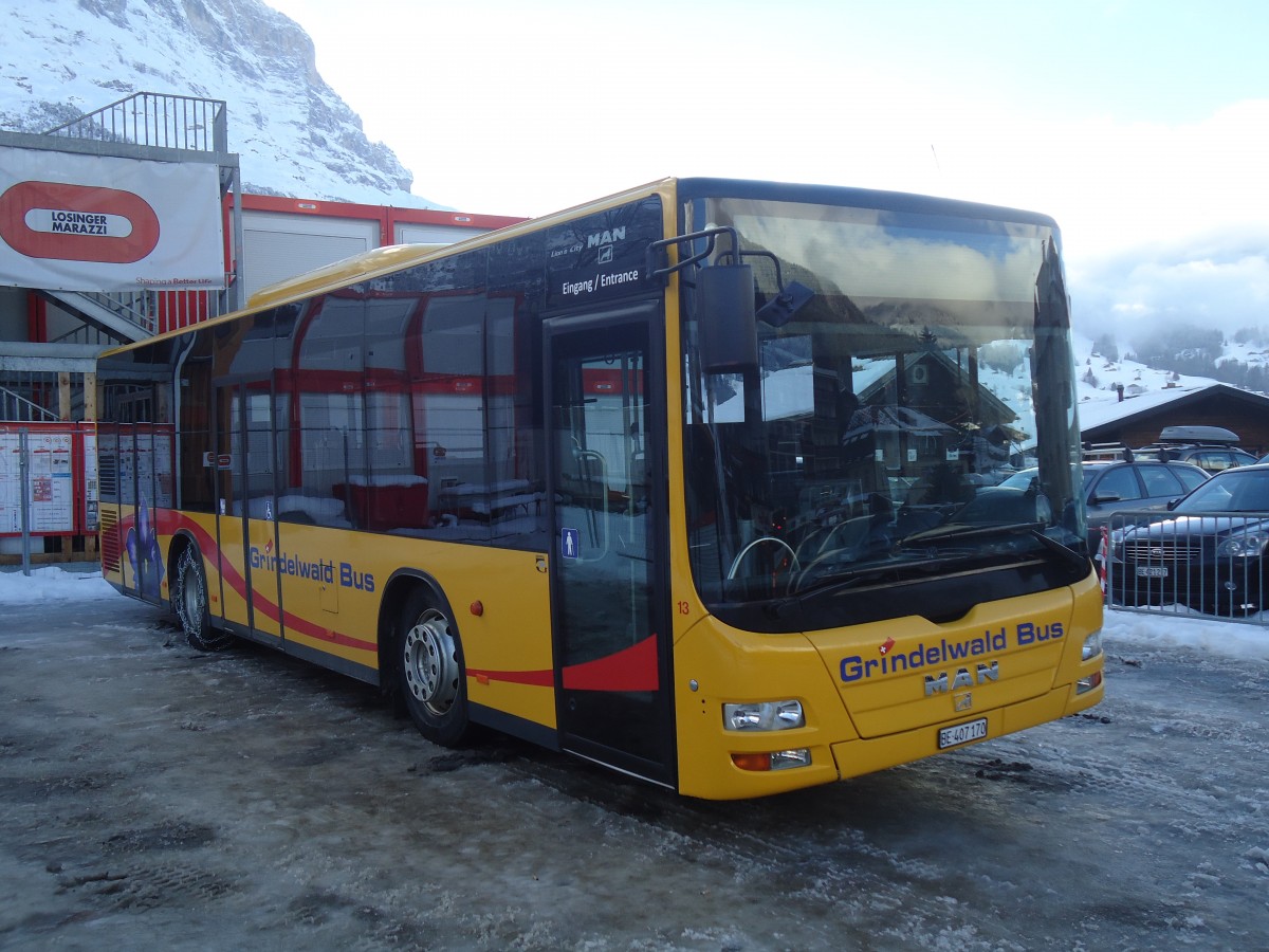 (148'618) - AVG Grindelwald - Nr. 13/BE 407'170 - MAN/G�ppel am 5. Januar 2014 beim Bahnhof Grindelwald