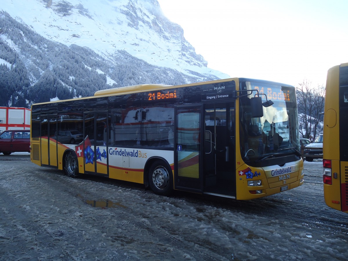 (148'619) - AVG Grindelwald - Nr. 19/BE 363'305 - MAN/G�ppel am 5. Januar 2014 beim Bahnhof Grindelwald