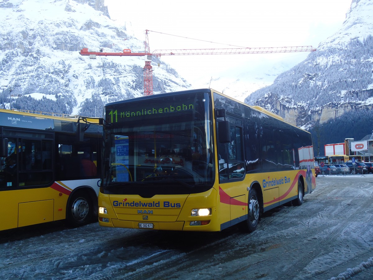 (148'620) - AVG Grindelwald - Nr. 18/BE 382'871 - MAN/G�ppel am 5. Januar 2014 beim Bahnhof Grindelwald
