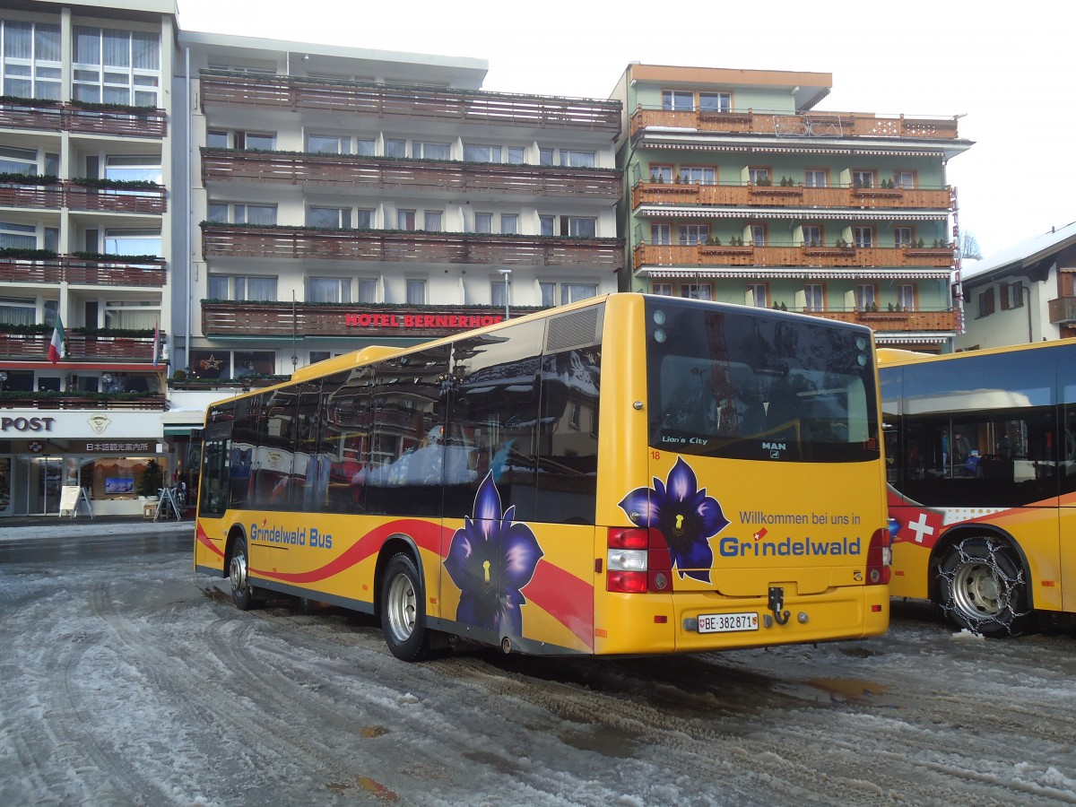 (148'628) - AVG Grindelwald - Nr. 18/BE 382'871 - MAN/G�ppel am 5. Januar 2014 beim Bahnhof Grindelwald