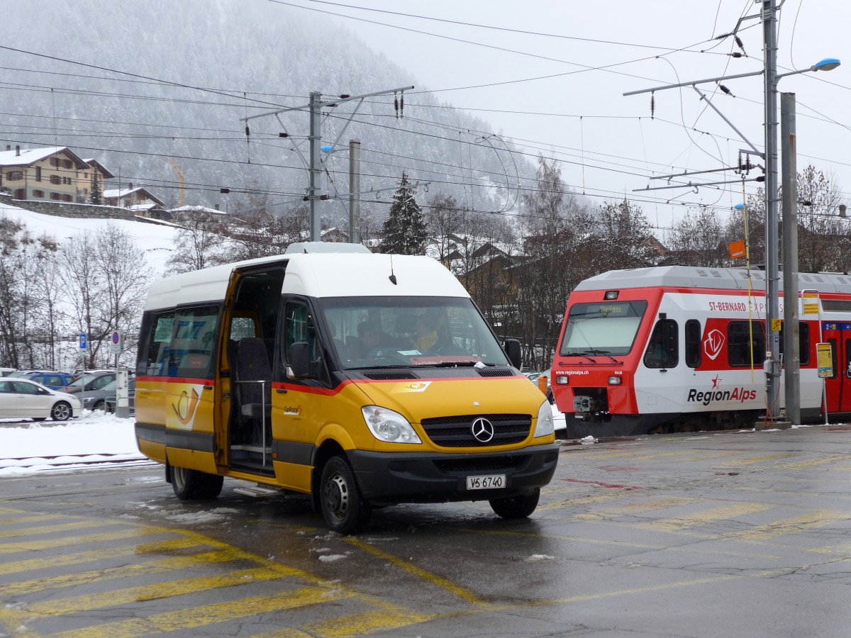 (148'737) - TMR Martigny - Nr. 131/VS 6740 - Mercedes am 2. Februar 2014 beim Bahnhof Le Ch�ble