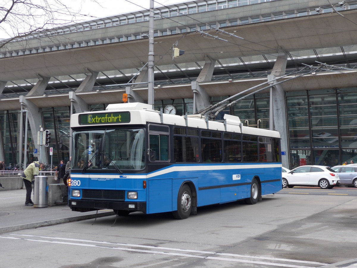 (148'949) - VBL Luzern - Nr. 280 - NAW/R&J-Hess Trolleybus am 16. Februar 2014 beim Bahnhof Luzern