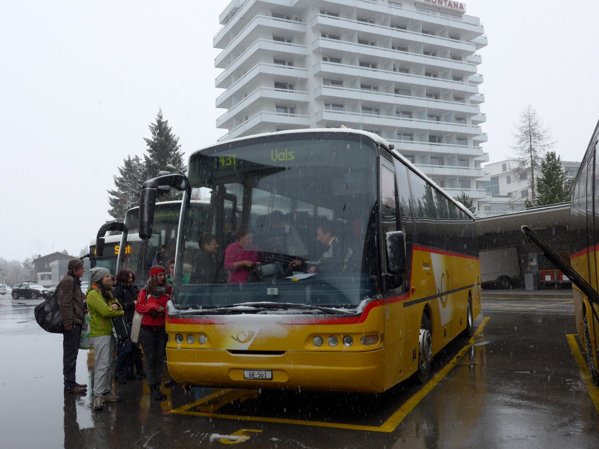 (149'050) - Fontana, Ilanz - Nr. 18/GR 561 - Neoplan am 1. M�rz 2014 beim Bahnhof Ilanz