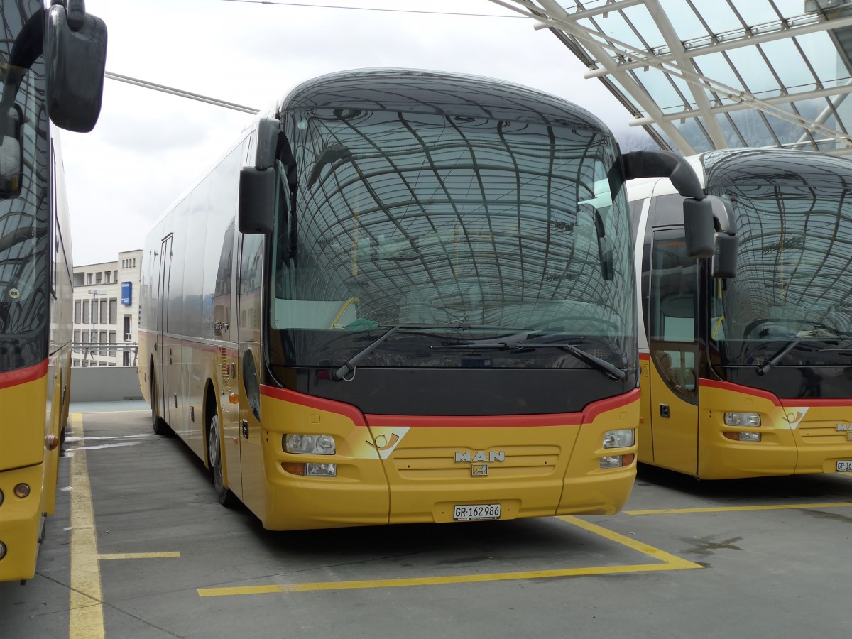 (149'109) - PostAuto Graub�nden - GR 162'986 - MAN am 1. M�rz 2014 in Chur, Postautostation