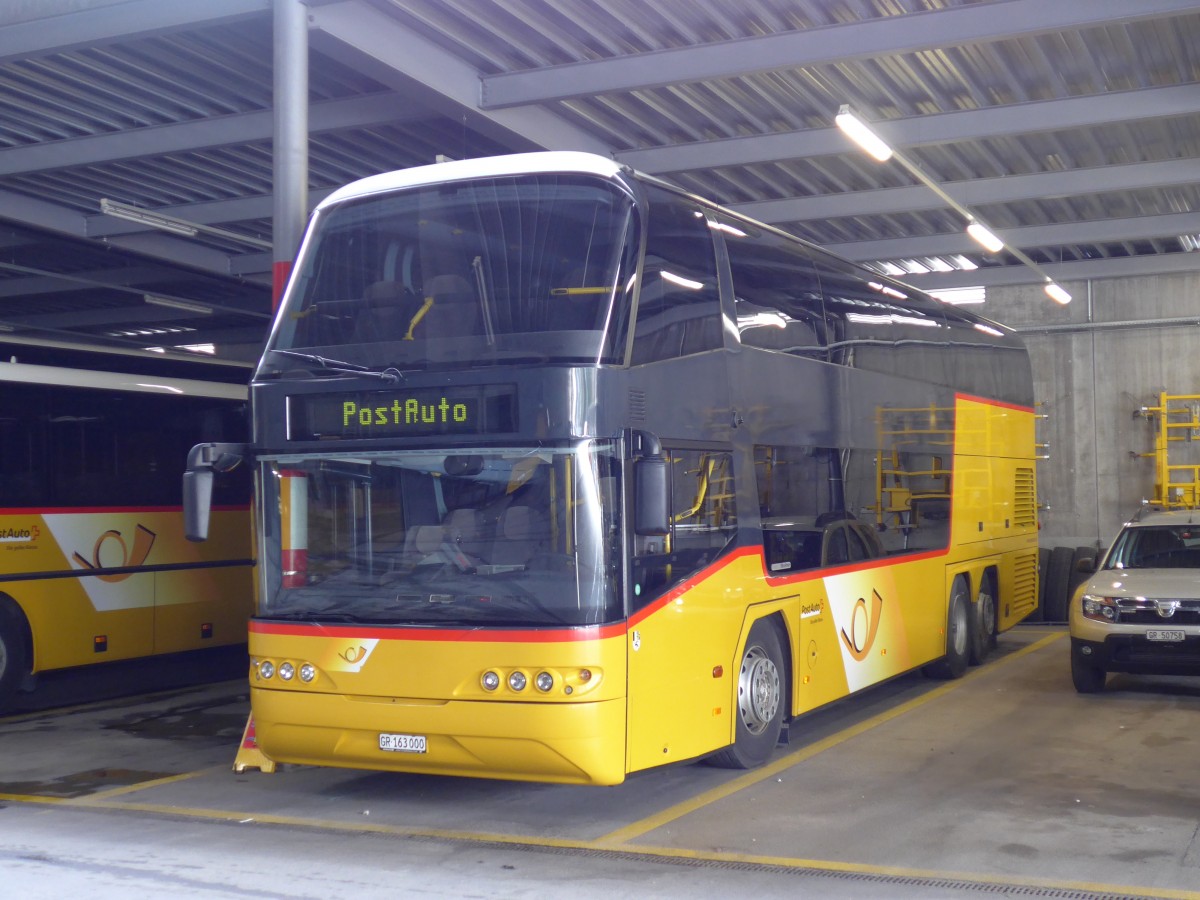 (149'117) - PostAuto Graub�nden - GR 163'000 - Neoplan am 1. M�rz 2014 in Chur, Garage