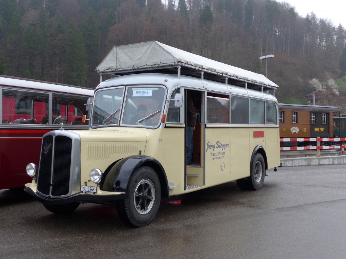 (149'584) - Biegger, Uster - Nr. 32/GL 1948 - Saurer/R&J (ex Redbull (Schweiz), Baar; ex Brandt, D-Reichersbeuern; ex Bach, NL-Amsterdam; ex H�gli, Steinach; ex EHC Biel; ex Leuenberger, Thun; ex AvH Heimenschwand) am 6. April 2014 beim Bahnhof Bauma