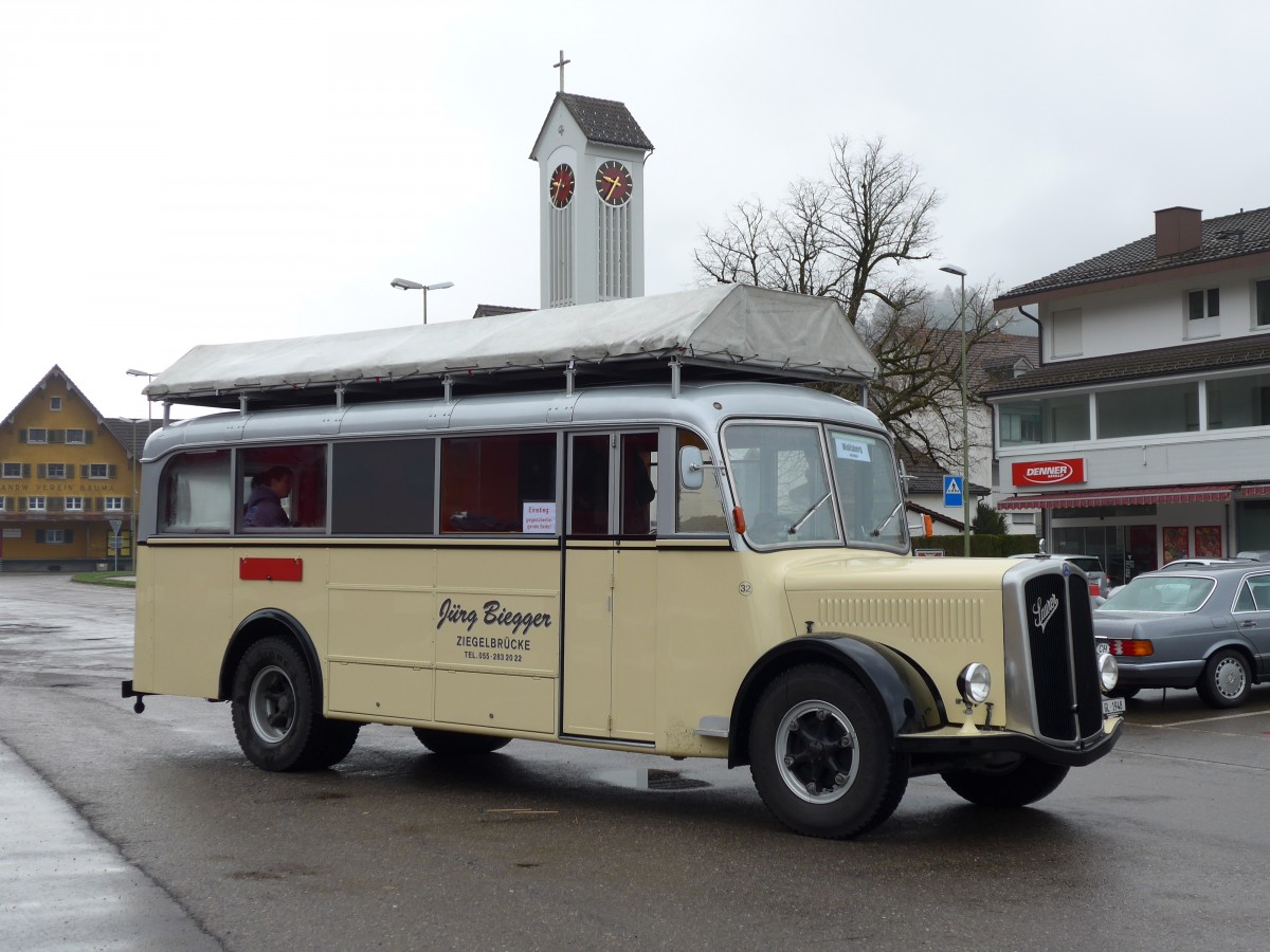 (149'589) - Biegger, Uster - Nr. 32/GL 1948 - Saurer/R&J (ex Redbull (Schweiz), Baar; ex Brandt, D-Reichersbeuern; ex Bach, NL-Amsterdam; ex H�gli, Steinach; ex EHC Biel; ex Leuenberger, Thun; ex AvH Heimenschwand) am 6. April 2014 beim Bahnhof Bauma