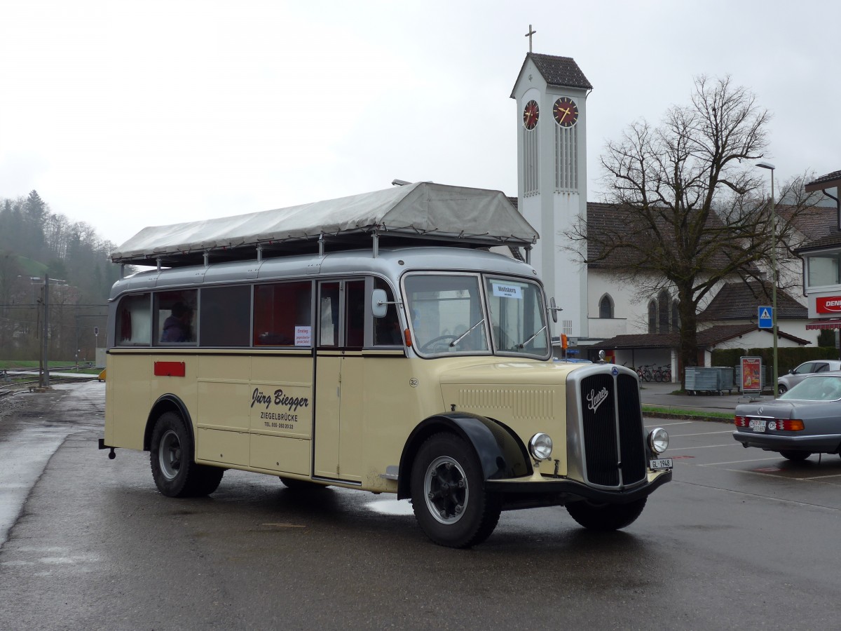 (149'590) - Biegger, Uster - Nr. 32/GL 1948 - Saurer/R&J (ex Redbull (Schweiz), Baar; ex Brandt, D-Reichersbeuern; ex Bach, NL-Amsterdam; ex H�gli, Steinach; ex EHC Biel; ex Leuenberger, Thun; ex AvH Heimenschwand) am 6. April 2014 beim Bahnhof Bauma