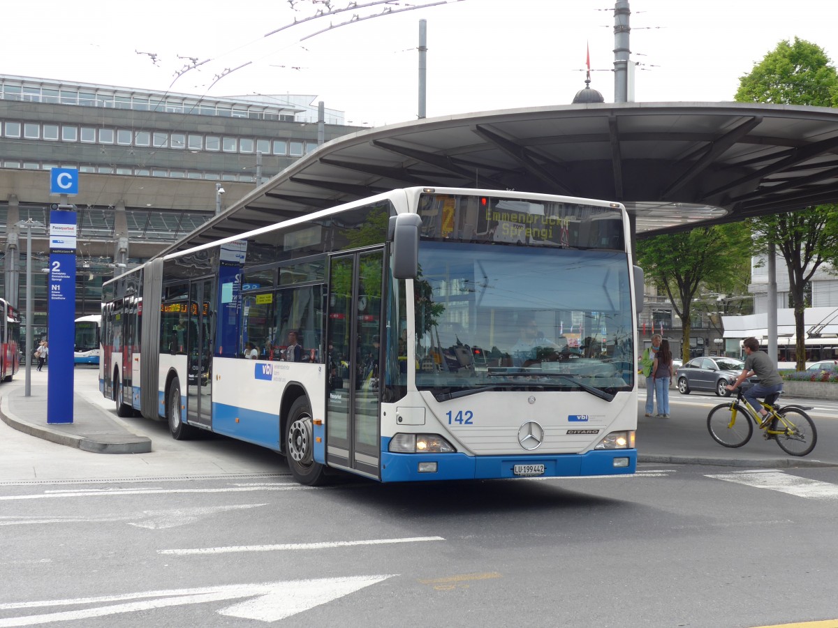 (150'594) - VBL Luzern - Nr. 142/LU 199'442 - Mercedes am 10. Mai 2014 beim Bahnhof Luzern