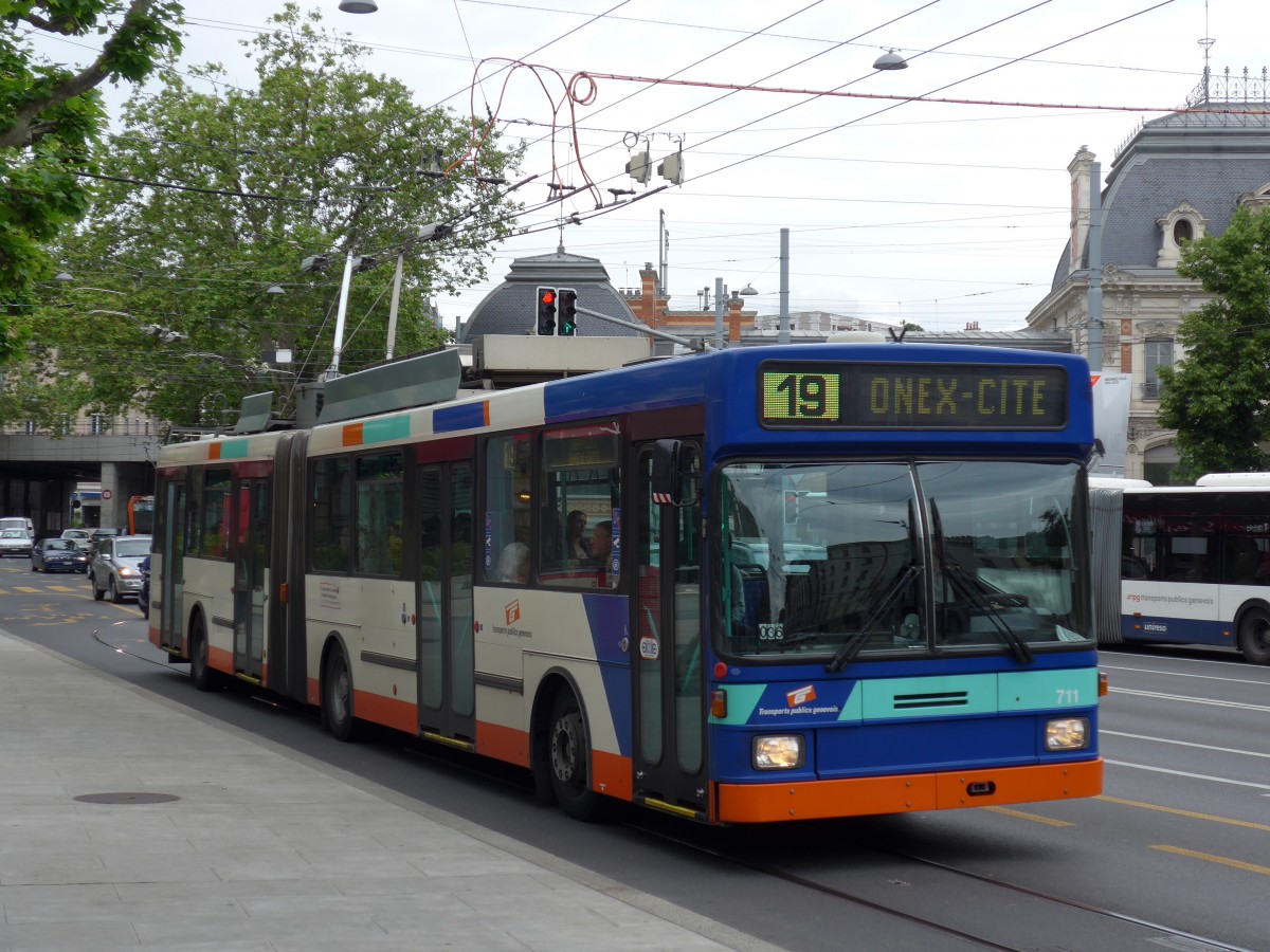 (150'808) - TPG Gen�ve - Nr. 711 - NAW/Hess Gelenktrolleybus am 26. Mai 2014 in Gen�ve, Place des Vingt-Deux-Cantons