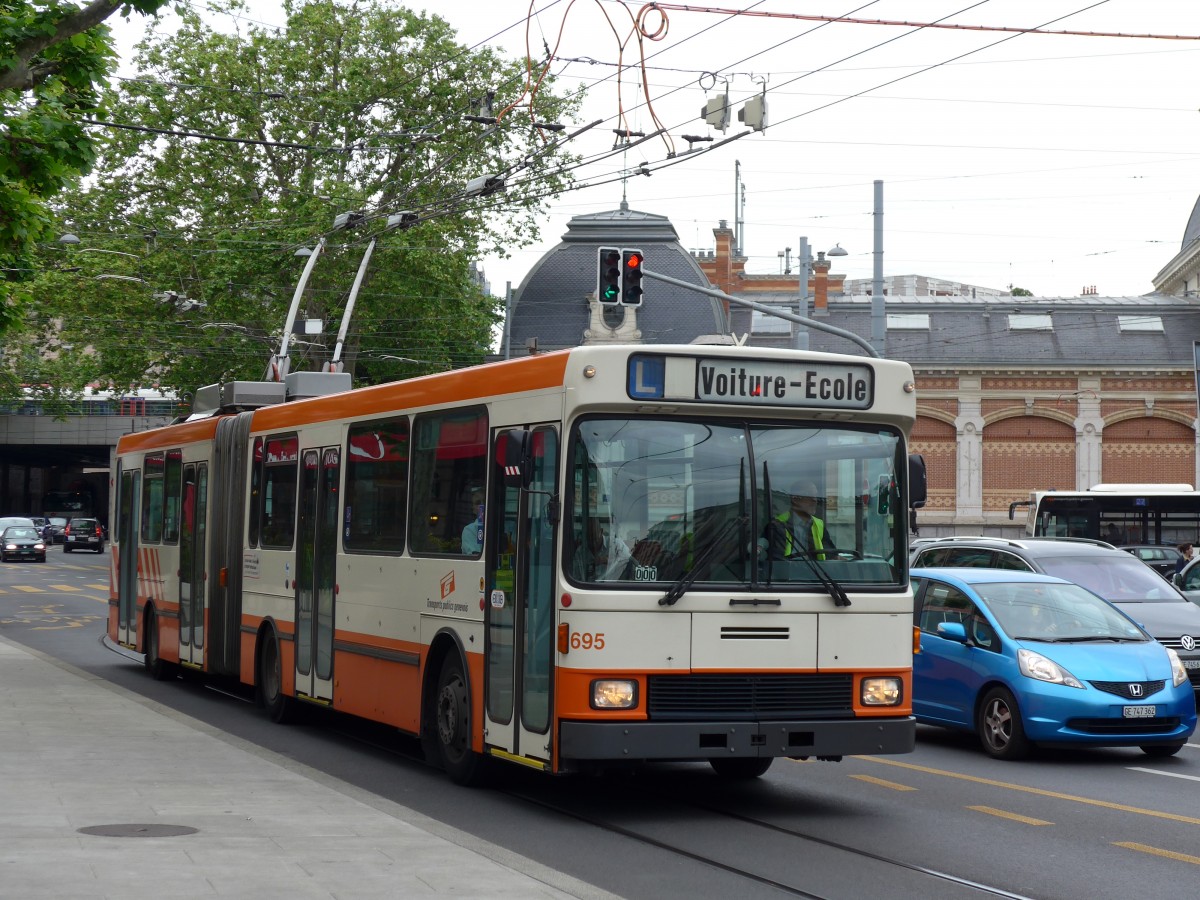 (150'823) - TPG Gen�ve - Nr. 695 - NAW/Hess Gelenktrolleybus am 26. Mai 2014 in Gen�ve, Place des Vingt-Deux-Cantons