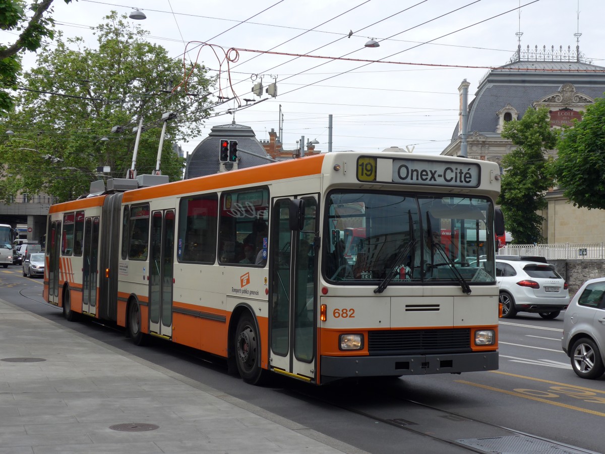(150'852) - TPG Gen�ve - Nr. 682 - NAW/Hess Gelenktrolleybus am 26. Mai 2014 in Gen�ve, Place des Vingt-Deux-Cantons
