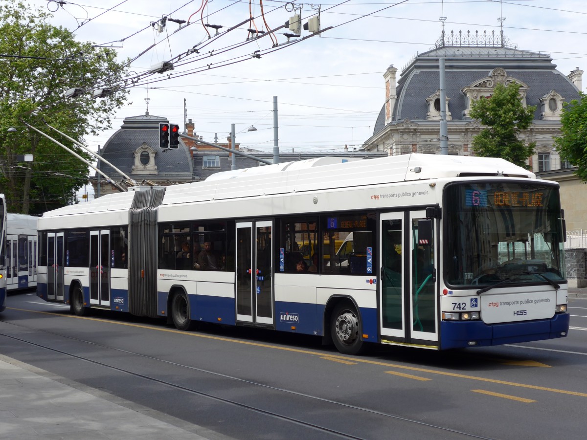 (150'871) - TPG Gen�ve - Nr. 742 - Hess/Hess Gelenktrolleybus am 26. Mai 2014 in Gen�ve, Place des Vingt-Deux-Cantons