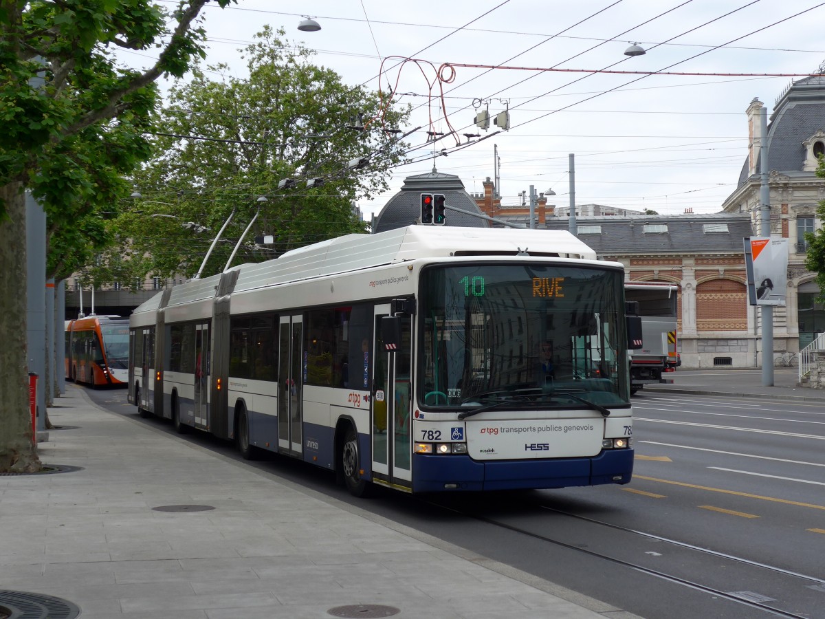 (150'883) - TPG Gen�ve - Nr. 782 - Hess/Hess Doppelgelenktrolleybus am 26. Mai 2014 in Gen�ve, Place des Vingt-Deux-Cantons