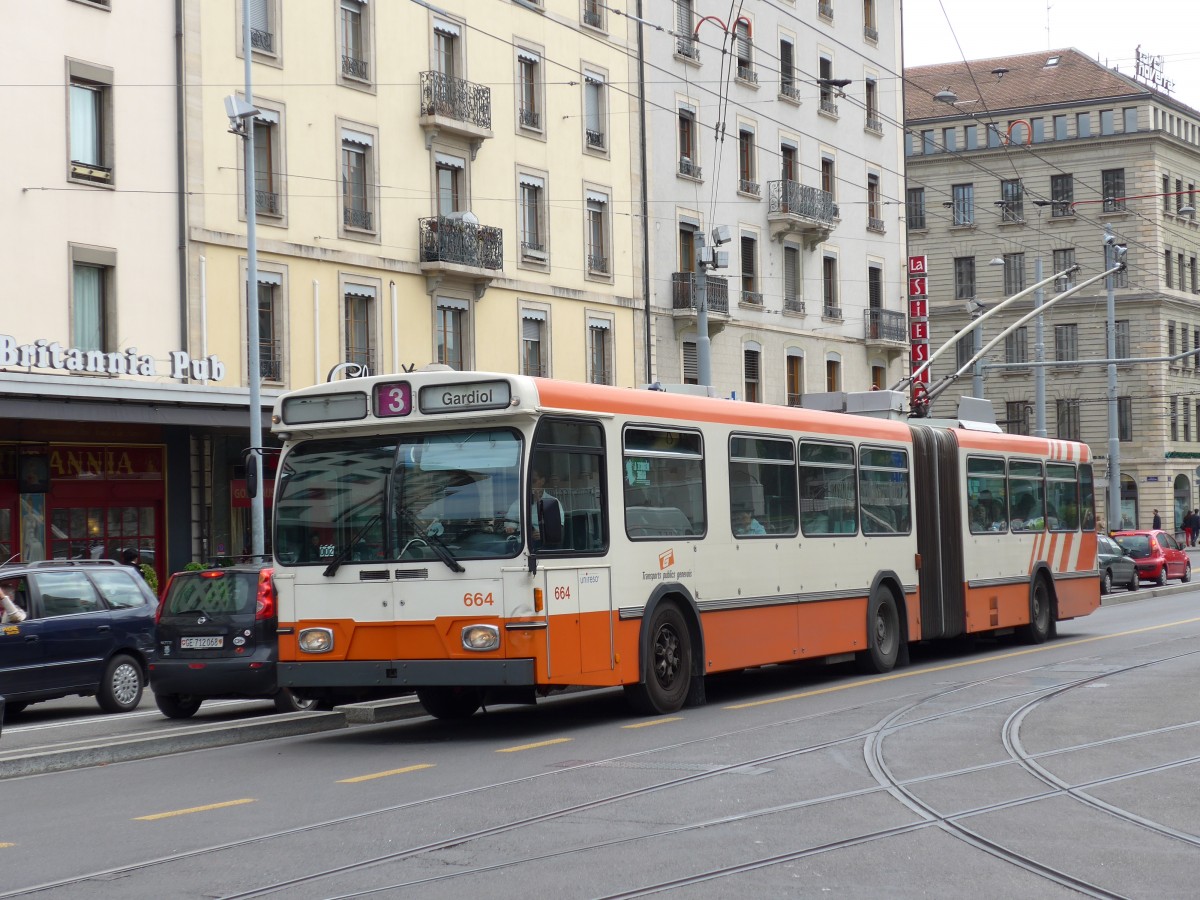 (150'887) - TPG Gen�ve - Nr. 664 - Saurer/Hess Gelenktrolleybus am 26. Mai 2014 beim Bahnhof Gen�ve