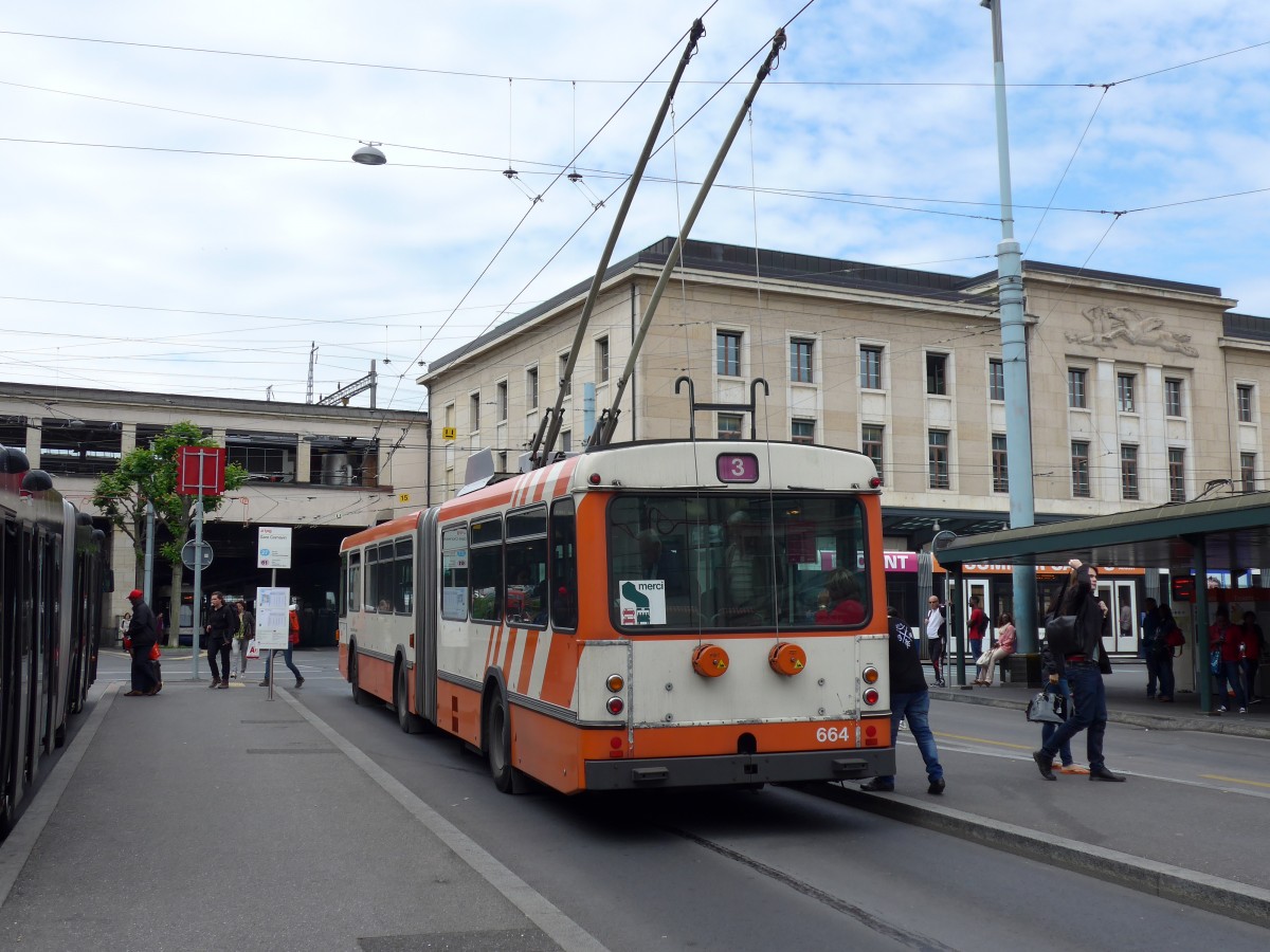 (150'888) - TPG Gen�ve - Nr. 664 - Saurer/Hess Gelenktrolleybus am 26. Mai 2014 beim Bahnhof Gen�ve