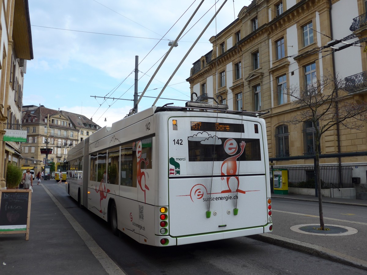(151'501) - transN, La Chaux-de-Fonds - Nr. 142 - Hess/Hess Gelenktrolleybus (ex TN Neuch�tel Nr. 142) am 12. Juni 2014 in Neuch�tel, Place Pury