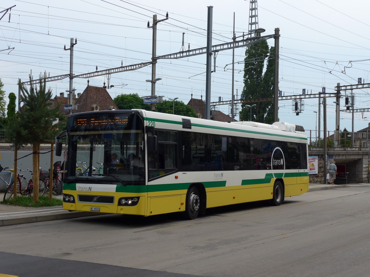 (151'516) - transN, La Chaux-de-Fonds - Nr. 220/NE 99'220 - Volvo (ex TN Neuch�tel Nr. 220) am 12. Juni 2014 beim Bahnhof Neuch�tel