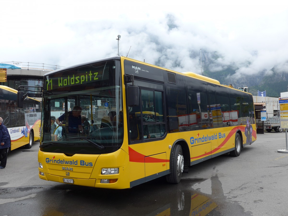 (153'548) - AVG Grindelwald - Nr. 18/BE 382'871 - MAN/G�ppel am 3. August 2014 beim Bahnhof Grindelwald