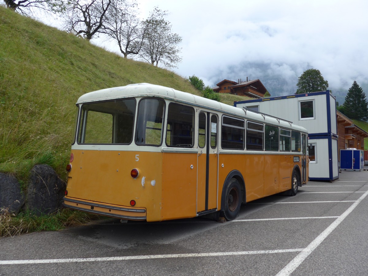 (153'554) - Bus Stop, Grindelwald - Nr. 5 - FBW/R&J (ex Schuler, Orpund; ex Tramverein, Bern; ex Meier, Studen; ex Sch�r, Aegerten; ex ABM Meinisberg Nr. 5; ex ABM Meinisberg Nr. 1) am 3. August 2014 in Grindelwald, Grund