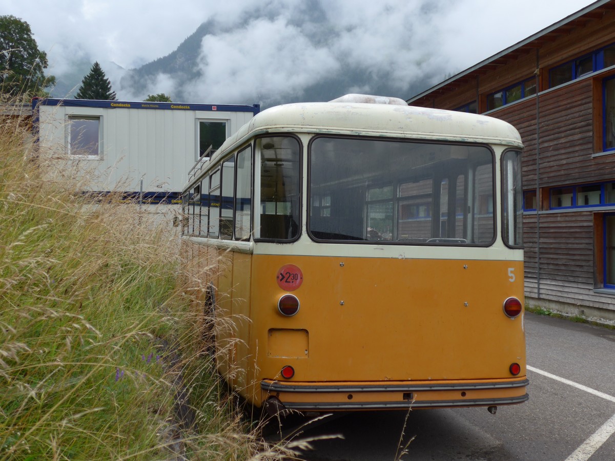 (153'557) - Bus Stop, Grindelwald - Nr. 5 - FBW/R&J (ex Schuler, Orpund; ex Tramverein, Bern; ex Meier, Studen; ex Sch�r, Aegerten; ex ABM Meinisberg Nr. 5; ex ABM Meinisberg Nr. 1) am 3. August 2014 in Grindelwald, Grund