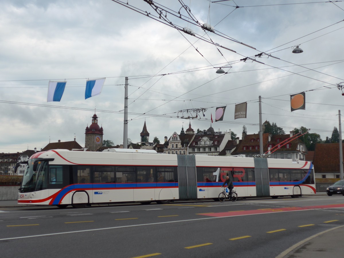 (154'000) - VBL Luzern - Nr. 236 - Hess/Hess Doppelgelenktrolleybus am 19. August 2014 in Luzern, Bahnhofbr�cke