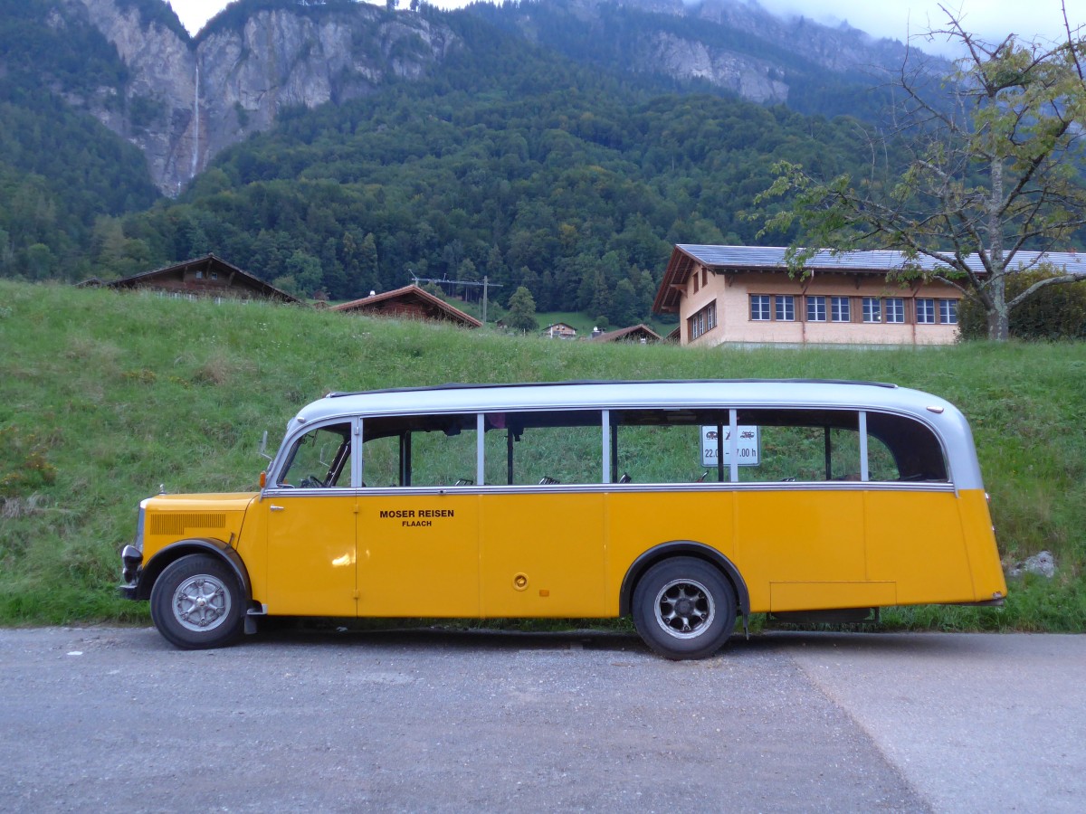(154'723) - Moser, Flaach - ZH 140'275 - Saurer/FHS (ex Rapold, Neuhausen; ex Deutsches Reiseunternehmen; ex Schaub, Arisdorf) am 30. August 2014 in Brienz, Kirche