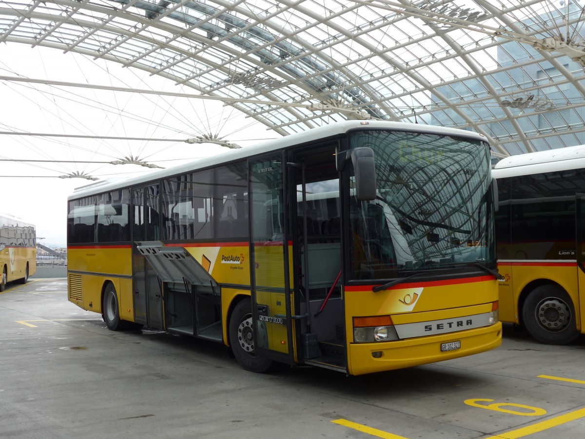 (155'139) - PostAuto Graub�nden - GR 102'327 - Setra am 13. September 2014 in Chur, Postautostation