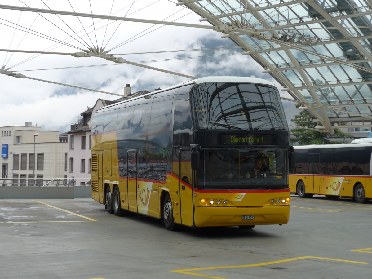 (155'151) - PostAuto Graub�nden - GR 163'000 - Neoplan am 13. September 2014 in Chur, Postautostation