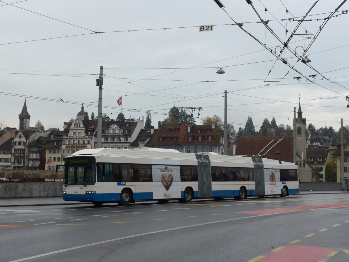 (156'011) - VBL Luzern - Nr. 231 - Hess/Hess Doppelgelenktrolleybus am 25. Oktober 2014 in Luzern, Bahnhofbr�cke