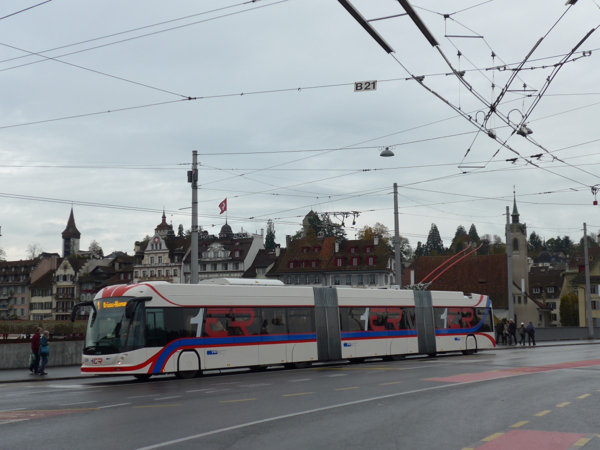 (156'038) - VBL Luzern - Nr. 239 - Hess/Hess Doppelgelenktrolleybus am 25. Oktober 2014 in Luzern, Bahnhofbr�cke