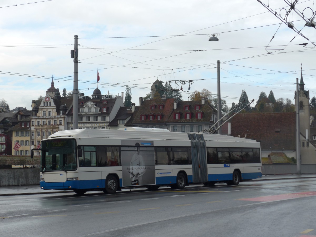 (156'056) - VBL Luzern - Nr. 205 - Hess/Hess Gelenktrolleybus am 25. Oktober 2014 in Luzern, Bahnhofbr�cke