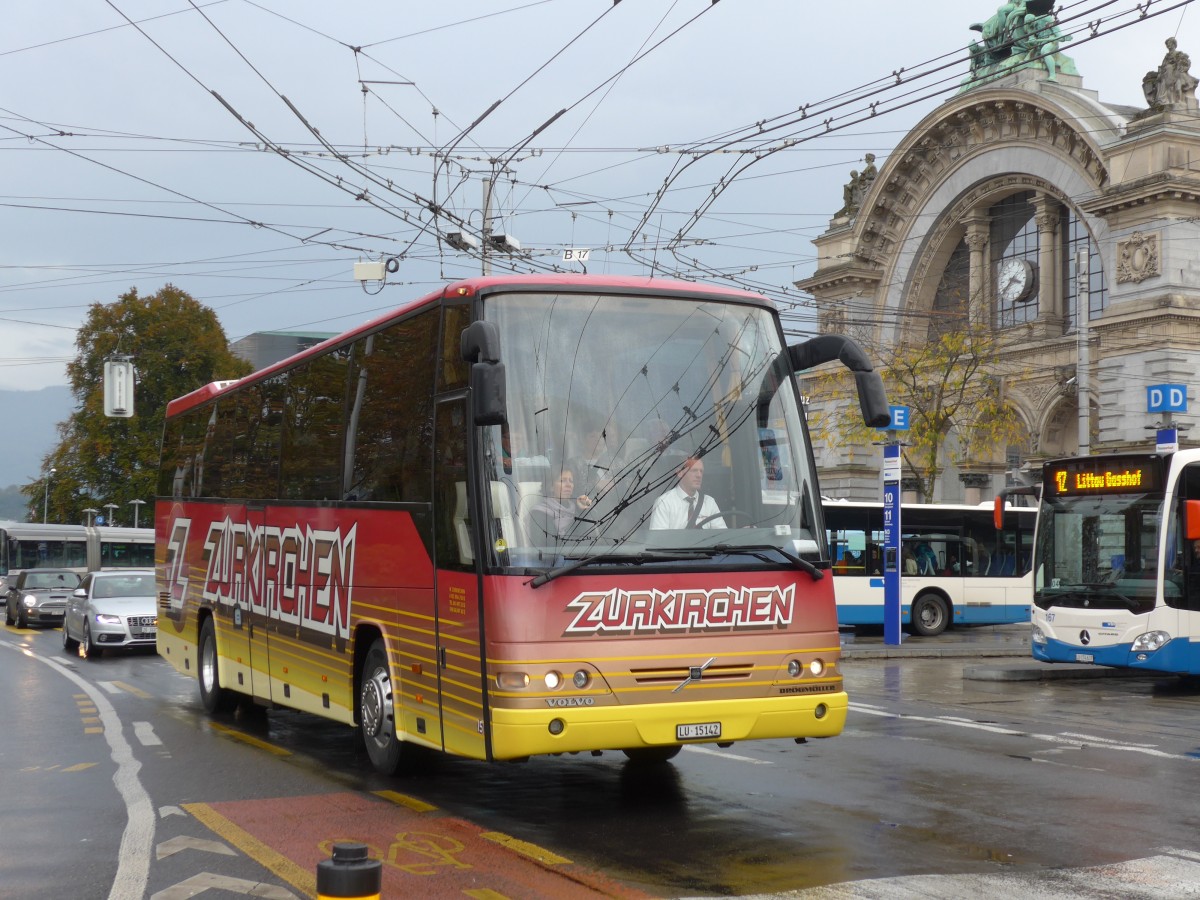 (156'068) - Zurkirchen, Malters - Nr. 15/LU 15'142 - Volvo/Dr�gm�ller am 25. Oktober 2014 beim Bahnhof Luzern