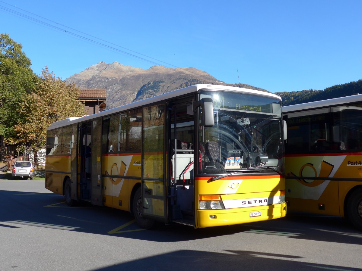 (156'346) - PostAuto Wallis - VS 241'974 - Setra am 31. Oktober 2014 beim Bahnhof Fiesch