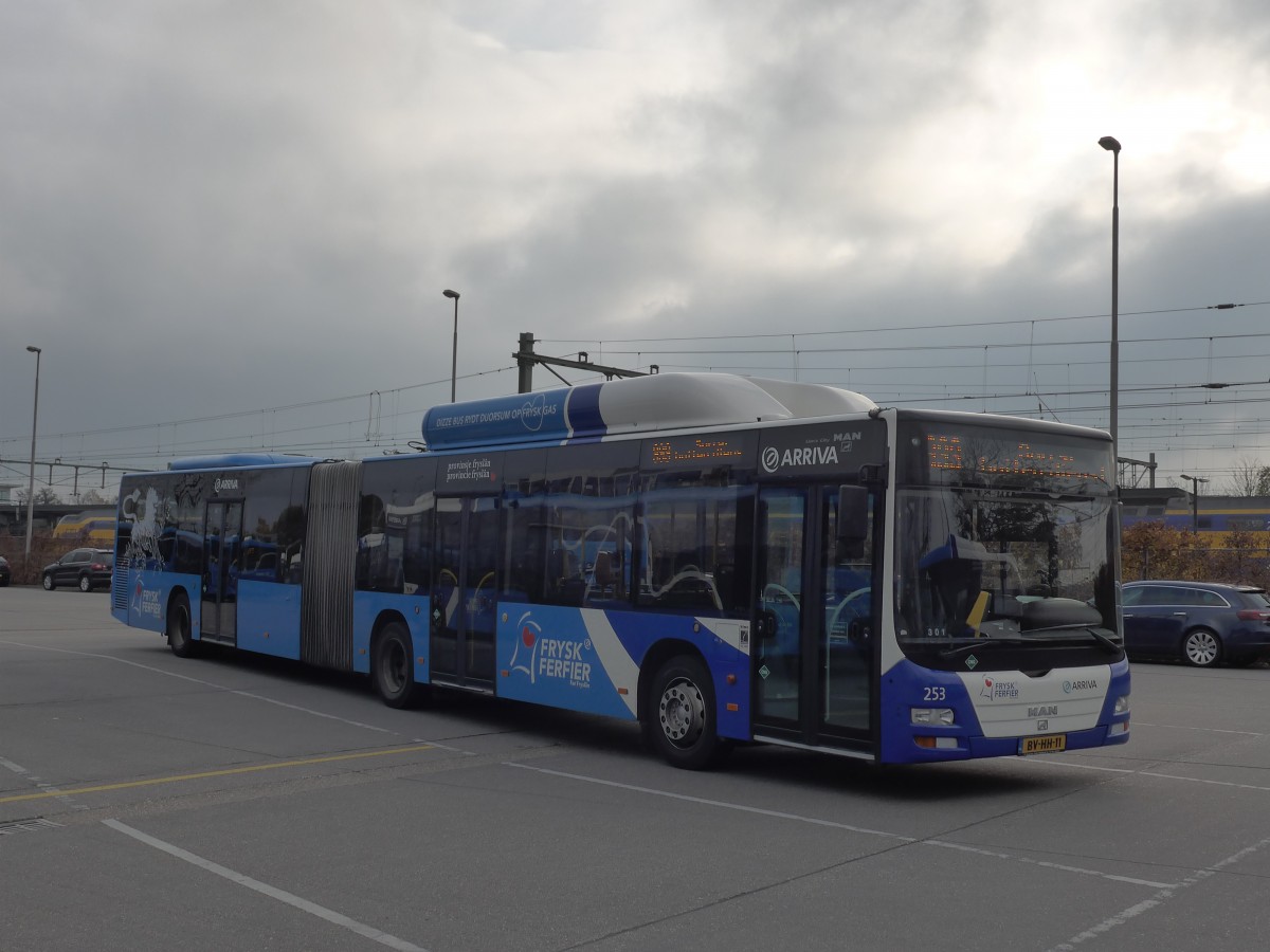 (156'759) - ARRIVA - Nr. 253/BV-HH-11 - MAN am 19. November 2014 beim Bahnhof Leeuwarden