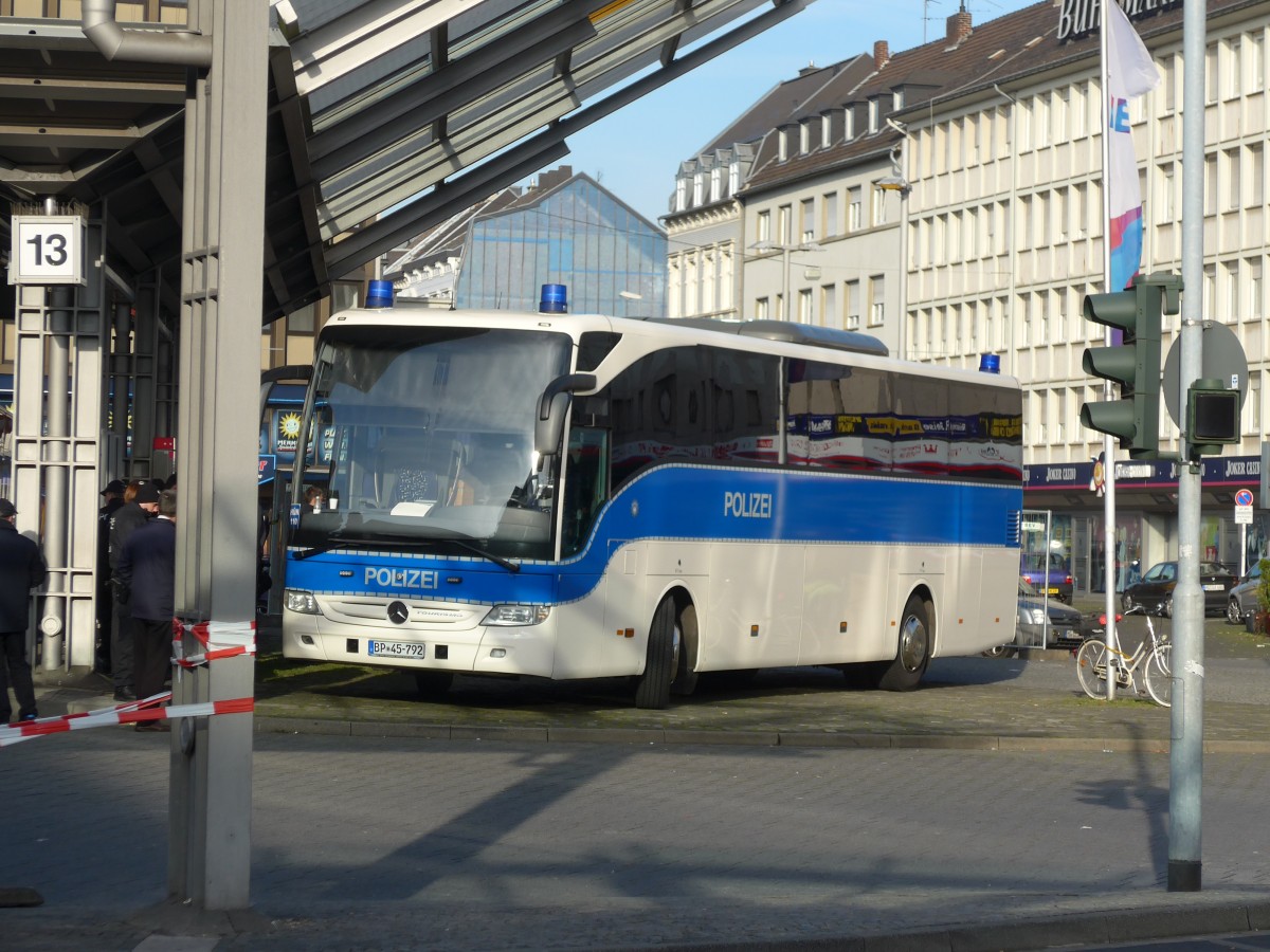 (157'339) - Bundespolizei - BP 45-792 - Mercedes am 22. November 2014 beim Hauptbahnhof M�nchengladbach